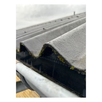 Schutzfolie für Wellpappe, schwarz, 10 Stück. Für Eternit B9, 76, SVK 7 und Modernite 65. Länge: 1065 mm. Schützt vor Vögeln, Eichhörnchen, Ratten, Mäusen und Mardern. 